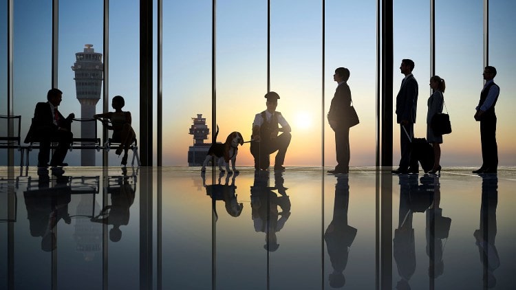 مطارات بريطانيا تتعرض لحالة من فوضى وتعطيل رحلات ملايين المسافرين بسبب تهديد النقابات