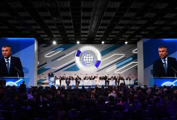 رئيس الدوما الروسي يدعو أعضاء البرلمانات الأجنبية للعمل على حلول ملموسة وعدم القيام بـ