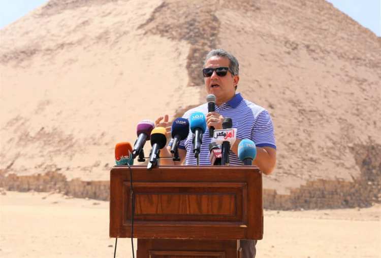 وزير الاثار يفتتح الهرم المنحني للملك سنفرو في دهشور للزائرين