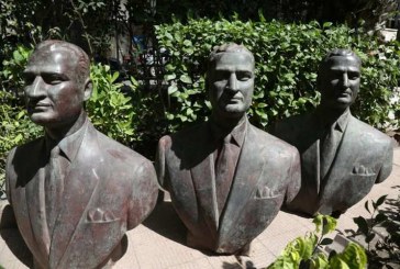 وزارة الثقافة تتسلم ٣ نسخ من تمثال برونزى نصفي للرئيس عبد الناصر من قطاع الاعمال