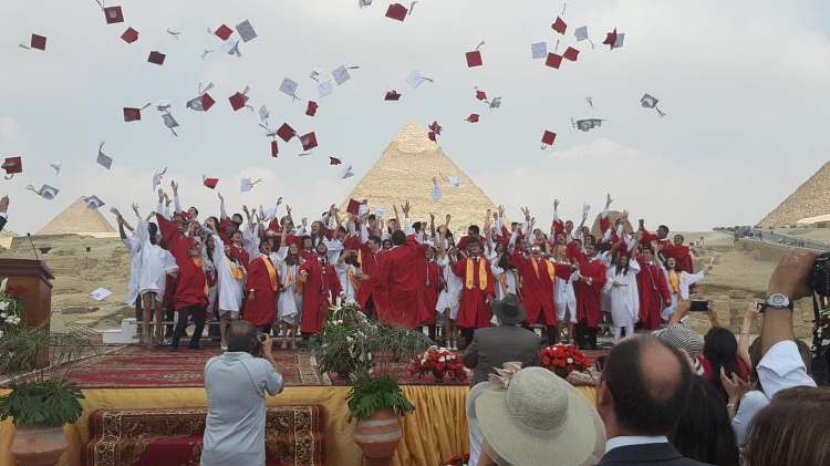 على مسرح الصوت والضوء ... اقامة حفلات تخرج كليتى الفنون الجميلة والامريكية