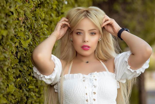 الفنانة المغربية راسيل تطلق '' أنا وقلبي''