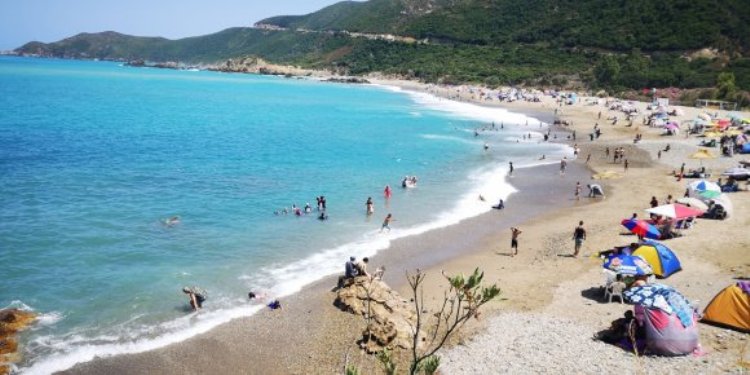 بعد 20 عام من الاغلاق .. شاطئي تمنارت يستقبل آلاف المصطافين