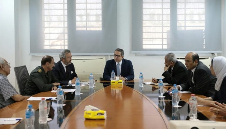 وزير الاثار يبحث مستجدات العمل مع العاملين بالمتحف القومي للحضارة المصرية