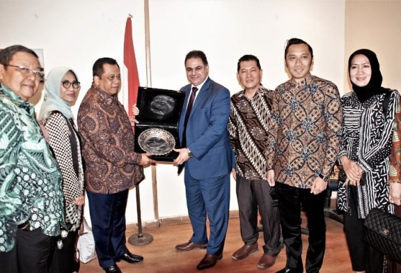 رئيس هيئة تنشيط سياحة مصر يبحث مع وفدا اندونيسيا سبل التعاون بين البلدين