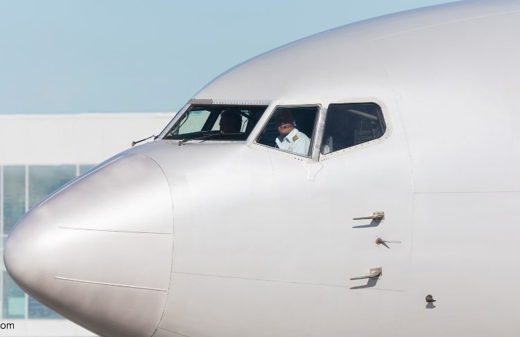 مسافر يتفادى مشكلة تأخر الرحلة و يقود الطائرة بعد غياب الطيار