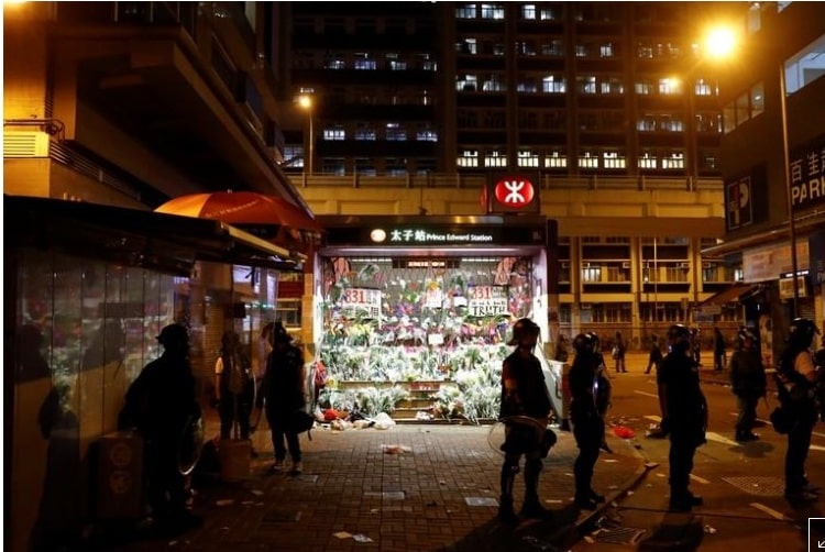 المحتجون في هونج كونج يعتزمون تعطيل أحد أكثر مطارات العالم ازدحاما