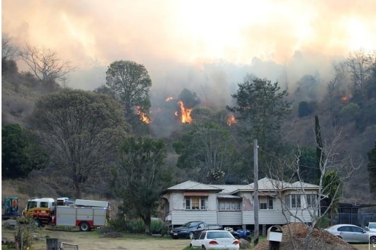 رياح قوية تتسبب فى تعطل رحلات جوية و حرائق غابات في أستراليا