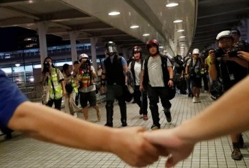 اضطرابات بمطار هونج كونج وتوتر يسود البلاد بعد اشتباكات مطلع الأسبوع