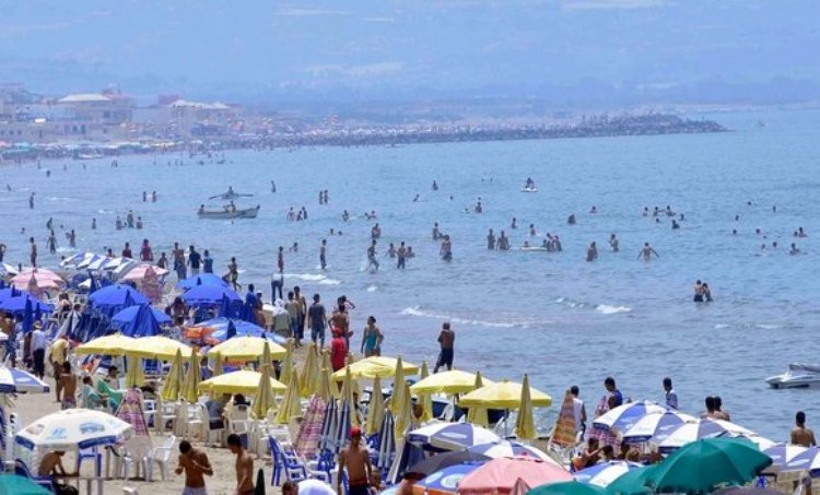 شواطىء ولاية الشلف الجزائرية تجذب 4.5 مليون مصطاف