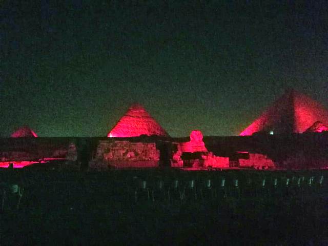 اضاءة الاهرامات فى اليوم العالمى للقلب