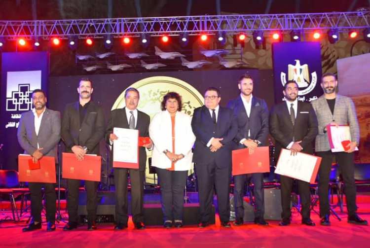 بالصور .. وزيرة الثقافة تكرم ١٥ شخصية من فرسان النصر ويوسف شعبان وابطال فيلم الممر