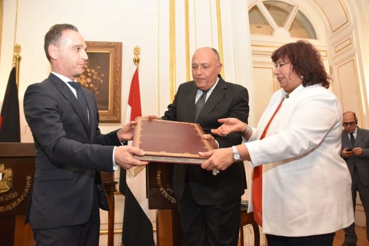 وزيرة ثقافة مصر تتسلم