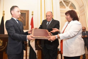 وزيرة ثقافة مصر تتسلم