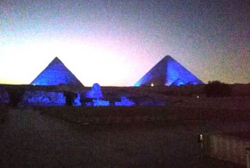 الاهرامات وابو الهول تكتسي باللون الازرق فى اليوم العالمى للطفل