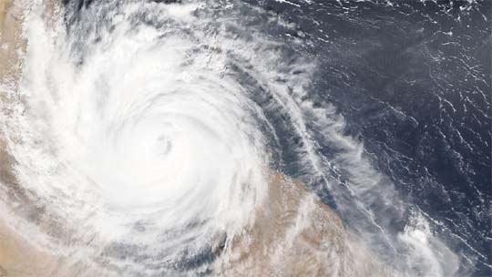 إعصار كاموري الرهيب يضرب الفلبين ويجبر السلطات على إغلاق مطار