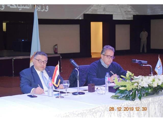 وزير سياحة مصر يبحث مشكلات القطاع السياحي بالبحر الاحمر مع محافظ الاقليم و ممثلوا قطاع الاعمال