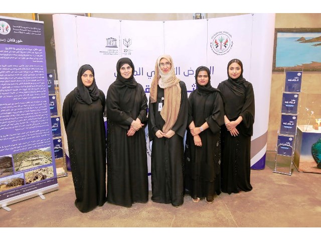 معرض آثار الشارقة المتنقل يستكمل رحلاته التوعوية ويلقي اعجاب السكان والسياح بالامارة