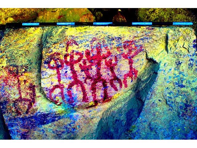 آثار مصر تنتهي من توثيق نقوش أثرية ملونة بكهف منطقة الزرانيج بجنوب سيناء