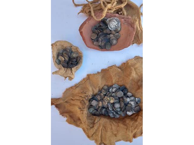 العثور علي 370 عملة معدنية مخبأة في صرر بكنيسة أبو فانا الأثرية بالمنيا