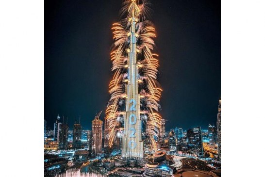 بالفيديو  : برج خليفة السياحي يبهر العالم بعرضٍ مذهل في وسط مدينة دبي بمناسبة رأس السنة الجديدة2020