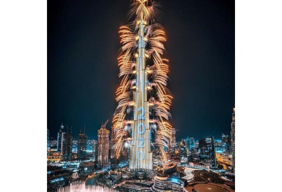 بالفيديو  : برج خليفة السياحي يبهر العالم بعرضٍ مذهل في وسط مدينة دبي بمناسبة رأس السنة الجديدة2020
