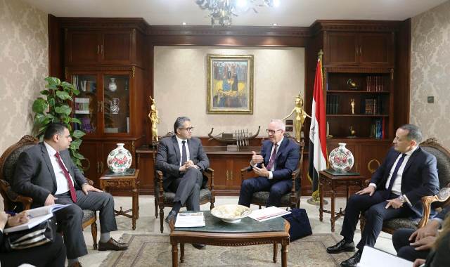 دعما لزيادة حركة السياحة من السوق الأمريكي .. العناني يلتقى رئيس اتحاد منظمى الرحلات الأمريكية