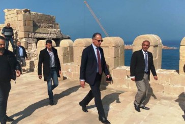 السفير الأمريكي يزور قلعة قايتباي بالإسكندرية مشيدا بمظهرها الحضاري كأحد أشهر المواقع الأثرية الحربية