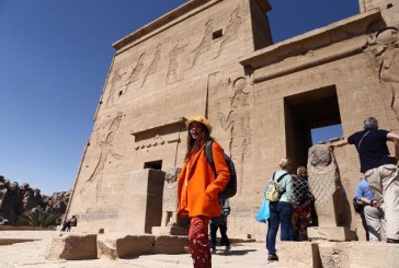 فيكتوريا أبريل النجمة الأسبانية خلال زيارتها لمعبد فيلة تعرب عن ولعها الشديد بالحضارة الفرعونية – ألبوم صور