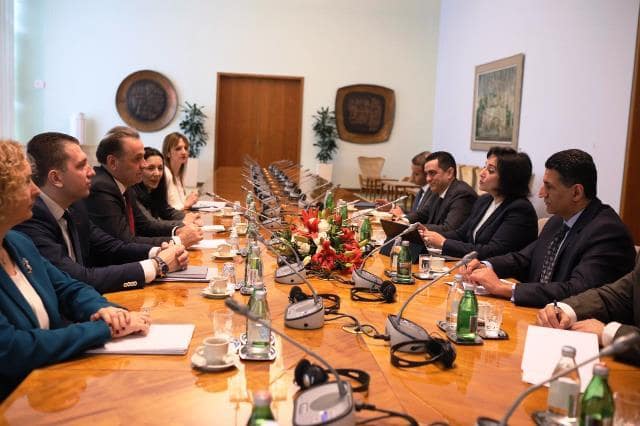 سياحة مصر : نائب وزير السياحة تبحث سبل التعاون و تنشيط الحركة مع وزير السياحة الصربي فى معرض بلجراد