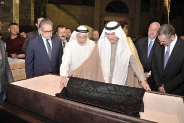 الوزير ” العناني ” يتسلم من سفير السعودية بالقاهرة قطعة من كسوة الكعبة المشرفة هدية للمتحف المصري بالعاصمة الإدارية