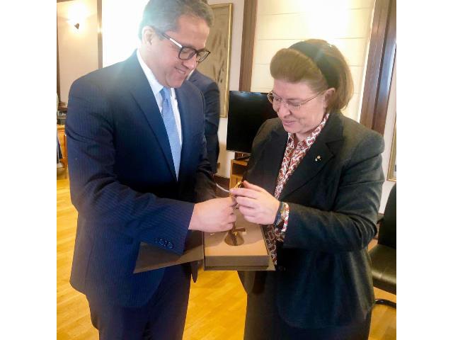 العناني يبحث مع وزيرة الثقافة اليونانية قضايا الشأن الآثري والمتاحف بين مصر واليونان