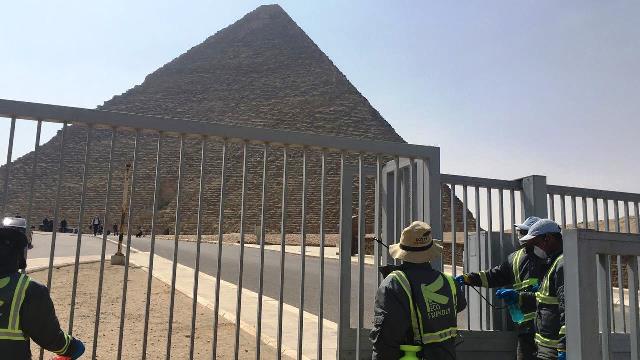 كورونا و آثار الهرم : سياحة مصر تنفذ عملية تعقيم وتطهير المنطقة الآثرية بالكامل