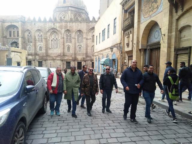 جهود حثيثة لشفط المياه حول الآثار الآسلامية بشارع المعز .. و قصر البارون لم يتأثر بالأمطار