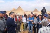 بالصور .. العناني يطمئن على منطقة آثار اهرامات الجيزة ويلتقي مجموعة سائحين عفب شفط مياه الأمطار