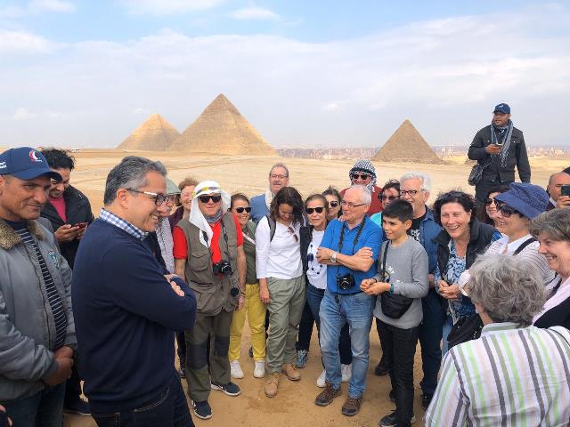 بالصور .. العناني يطمئن على منطقة آثار اهرامات الجيزة ويلتقي مجموعة سائحين عفب شفط مياه الأمطار