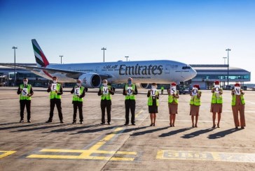 كورونا و طيران الإمارات : موظفو طيران الإمارات يلوّحون للطائرات.. إلى لقاء قريب..!