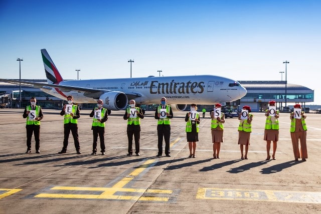 كورونا و طيران الإمارات : موظفو طيران الإمارات يلوّحون للطائرات.. إلى لقاء قريب..!