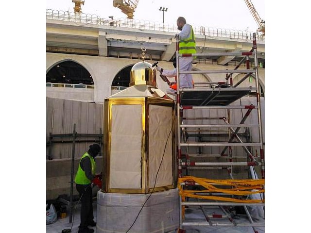 كورونا ومقام إبراهيم : شئون الحرمين تجري تعقيم و صيانة لمقام إبراهيم في المسجد الحرام