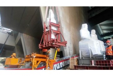 حدث في المتحف المصري الكبير.. رفع وتثبيت وإضاءة القطع الأثرية الثقيلة علي الدرج العظيم