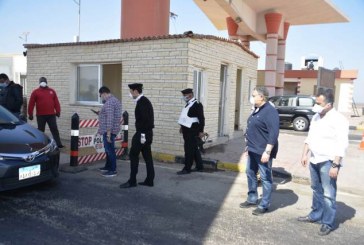 محافظ البحر الأحمر يتفقد الأكمنة والقرى السياحية ليلاً ونهاراً قبل شم النسيم .. ومنع شباب من دخول منتجع سياحي