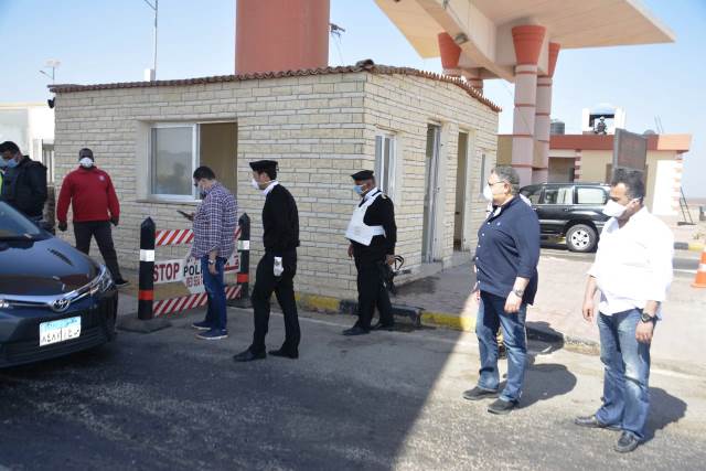 محافظ البحر الأحمر يتفقد الأكمنة والقرى السياحية ليلاً ونهاراً قبل شم النسيم .. ومنع شباب من دخول منتجع سياحي