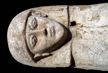 العثور على مومياء امرأة في تابوت خشبي بمقبرة جحوتي وعدد من القلائد بمنطقة ذراع أبوالنجا بالأقصر