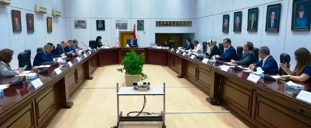 العناني يؤكد علي أهمية التزام كافة المنشآت بعدم تسريح العمالة في القطاع السياحي ودفع مستحقاتهم المالية بانتظام