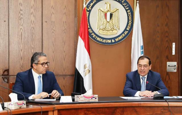 بترول مصر تخفض سعر وقود الطائرات 10 سنت علي الجالون تشجعيا للسياحة الداخلية والوافدة عقب انفراج الأزمة