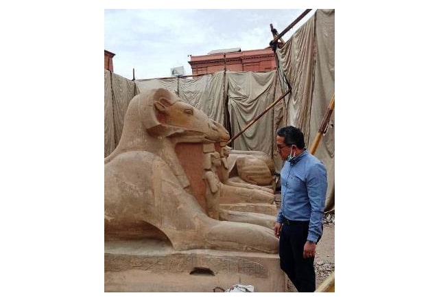 العناني يتفقد أعمال ترميم الكباش الأربعة التي سوف تزين ميدان التحرير