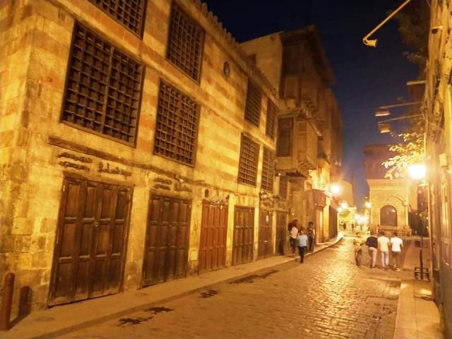 السياحة والآثار ترفع كفاءة إضاءة شارع المعزلدين الله الفاطمي بالجمالية