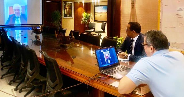 العناني يلتقي عبر الفيديو كونفرانس مع ٢٠ سفيرا ليطلعهم علي ضوابط السلامة الصحية بالفنادق المصرية