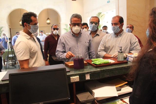 استعدادا للسياحة الداخلية : وزير السياحة يتفقد فنادق شرم الشيخ ويتابع تطبيقها لضوابط السلامة الصحية