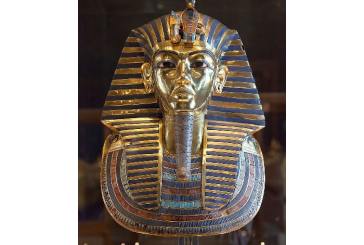 Tonight, a new virtual tour of the museum's exhibition hall to cut the little king Tutankhamen